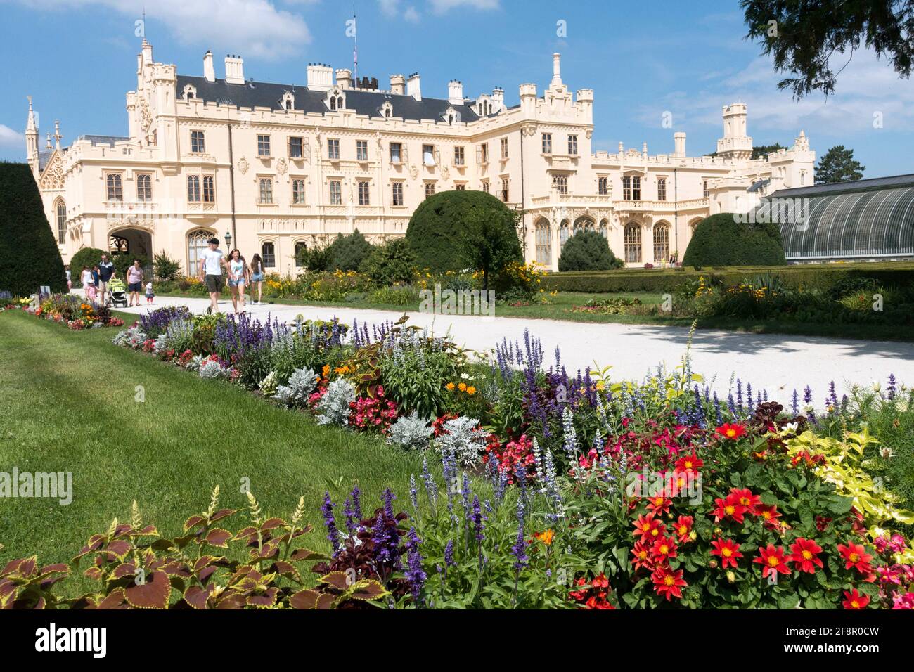 Aiuole colorate nel giardino del castello di Lednice piante annuali Foto Stock