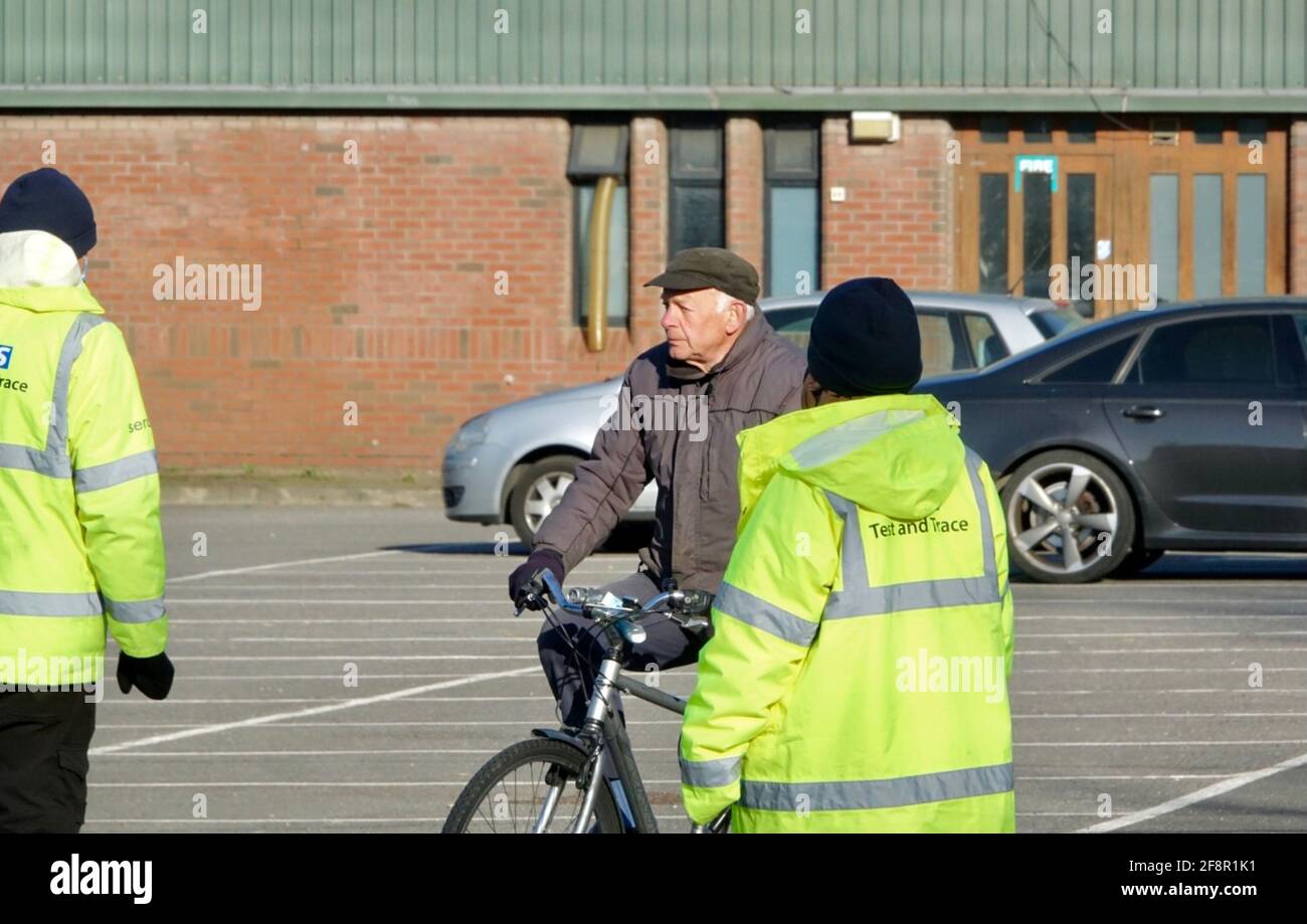 Londra, Regno Unito. 15th aprile 2021. I test di sovratensione per la variante sudafricana del covid19 hanno inizio presso un'unità di test mobile coronavirus istituita presso il parcheggio della stazione centrale di Finchley per quelli nel codice postale di Londra N3. Foto Stock