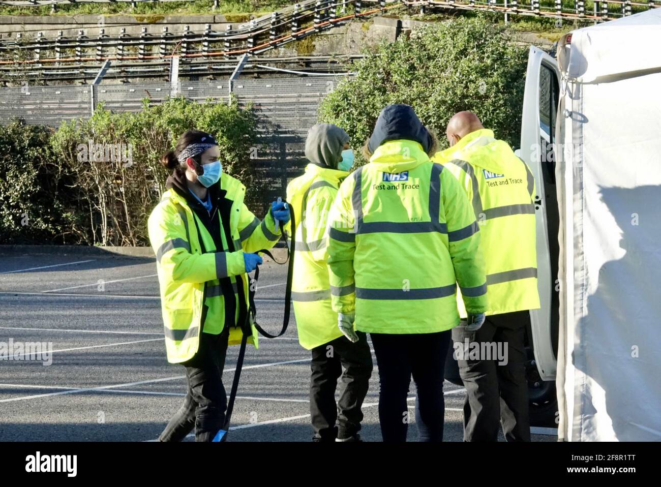 I test di sovratensione per la variante sudafricana del covid19 hanno inizio presso un'unità di test mobile per coronavirus istituita presso il parcheggio della stazione centrale di Finchley per quelli nel codice postale di Londra del N3. Foto Stock