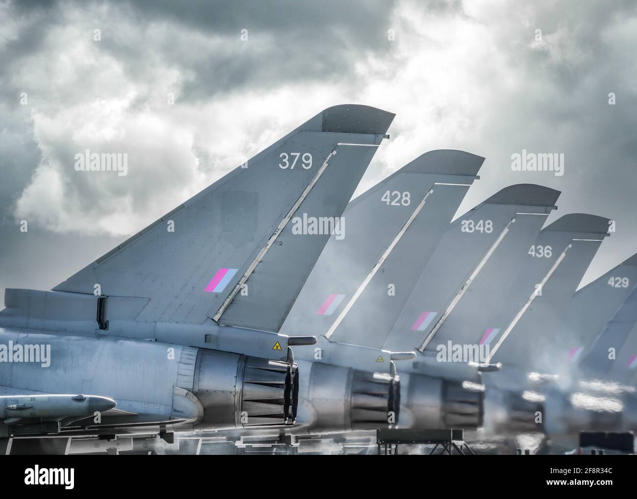 RAF Coningsby Modern Typhoon Eurofighter aerei da combattimento militari jet stazionate cinque in fila con motori che funzionano a caldo sfocati fila simmetrica Foto Stock