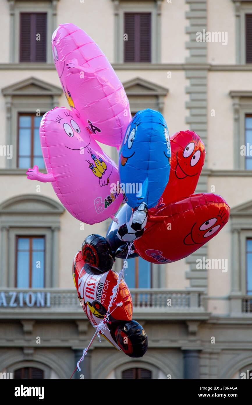 Palloncini di Elio in Piazza Firenze, Italia Foto stock - Alamy