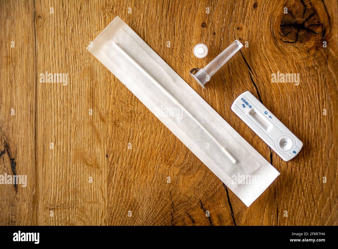 COVID-19 Kit Rapid Antigen Test su tavolo di legno, pronto per l'uso. Concetto di un'ampia strategia di test per far fronte alla pandemia. Foto Stock