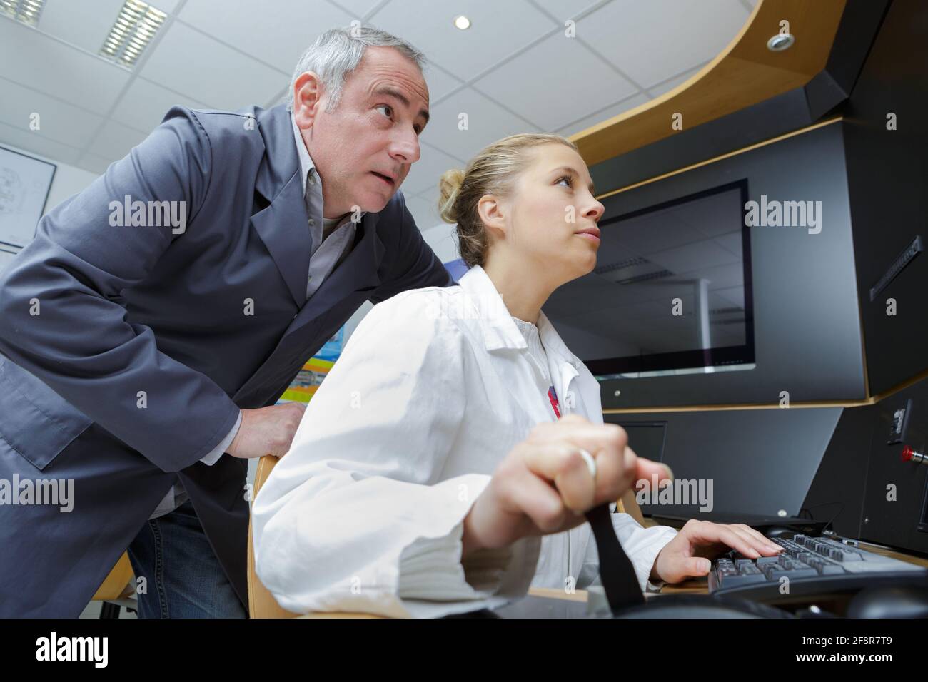 leve di commutazione per lavoratori di sesso femminile in officina Foto Stock