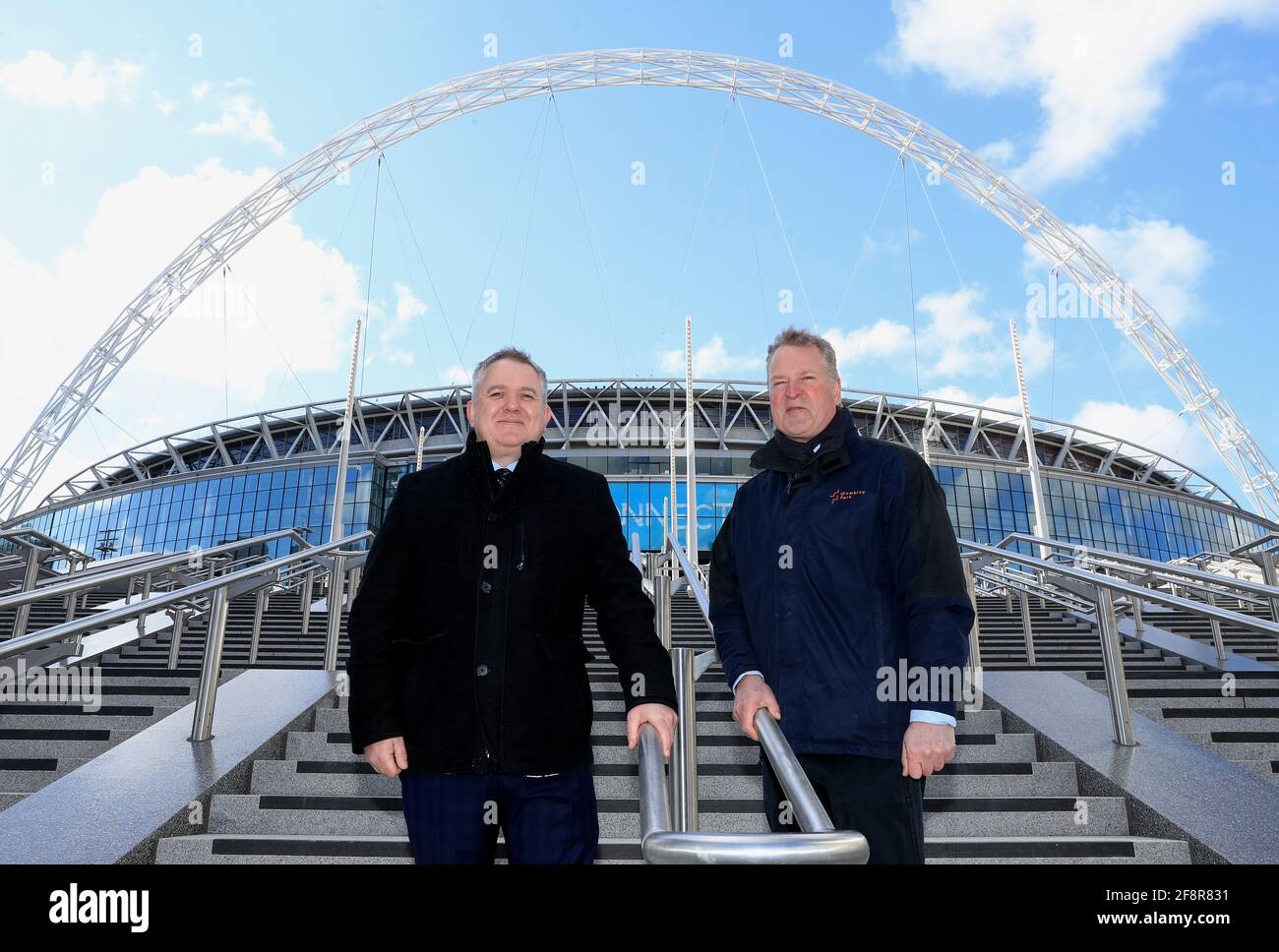 Liam Boylan, Direttore dello Stadio al Wembley Stadium (a sinistra) e James Saunders, Amministratore Delegato di Quintain durante la fotocellula per svelare i gradini olimpici al Wembley Park, Londra. Data immagine: Giovedì 15 aprile 2021. Foto Stock