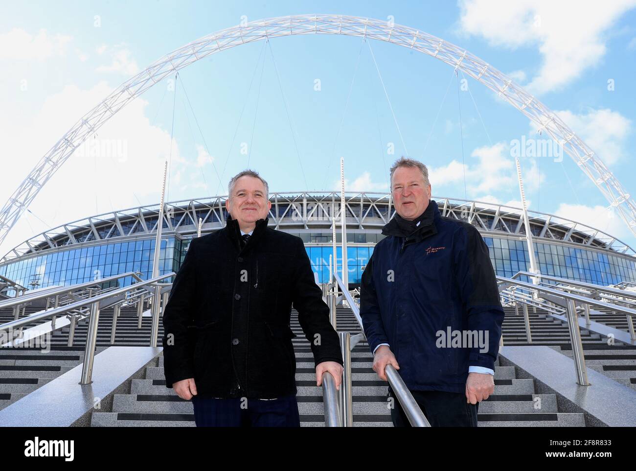 Liam Boylan, Direttore dello Stadio al Wembley Stadium (a sinistra) e James Saunders, Amministratore Delegato di Quintain durante la fotocellula per svelare i gradini olimpici al Wembley Park, Londra. Data immagine: Giovedì 15 aprile 2021. Foto Stock