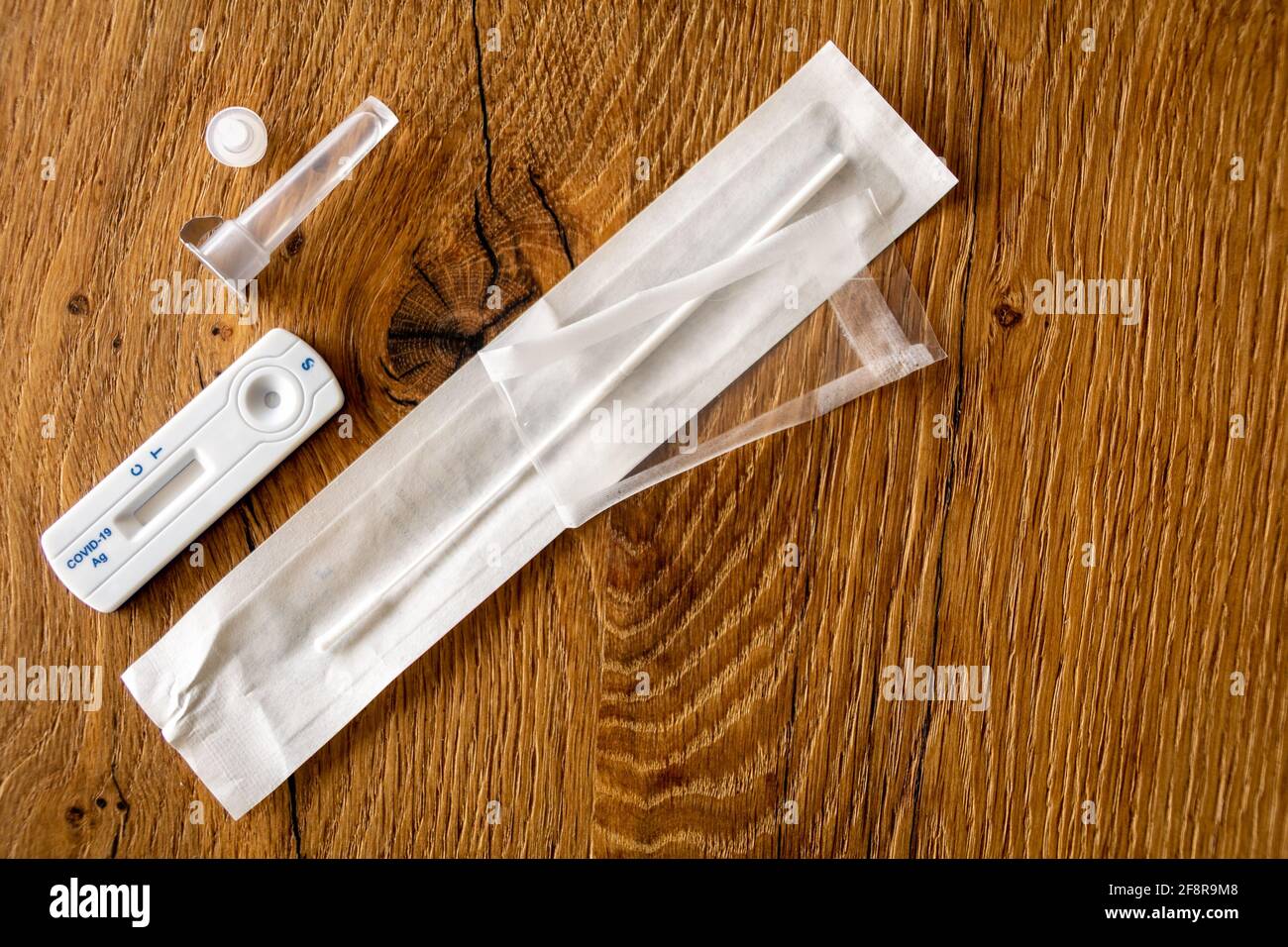 COVID-19 Kit Rapid Antigen Test su tavolo di legno, pronto per l'uso. Concetto di un'ampia strategia di test per far fronte alla pandemia. Foto Stock