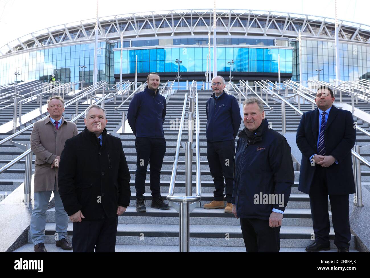Da sinistra a destra, Stephen Daniels, direttore delle operazioni immobiliari, direttore dello stadio Liam Boylan, Scott Young, Senior Project Manager di Quintain, Julian Tollast, responsabile della pianificazione e progettazione di Quintain, James Saunders CEO di Quintain e Tom Legg, Responsabile delle operazioni esterne della Football Association durante la fotocellula per svelare i gradini olimpici a Wembley Park, Londra. Data immagine: Giovedì 15 aprile 2021. Foto Stock