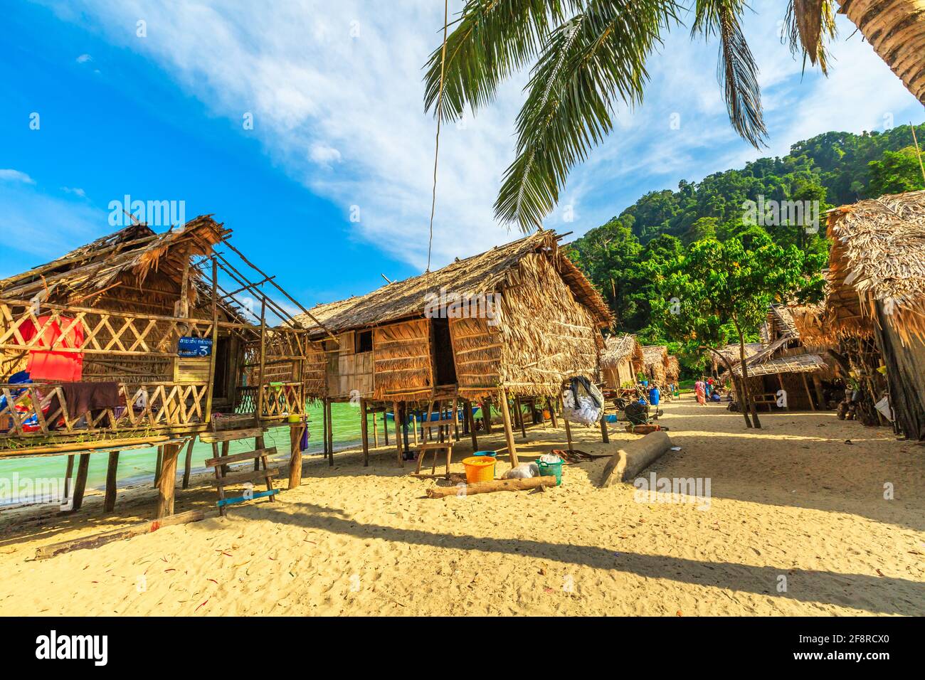 Surin Islands, Phang Nga, Thailandia - 3 gennaio 2016: Case di legno di Moken Village del Mar Tailandese Zingari. Villaggio di pescatori Ko Surin Marine Foto Stock