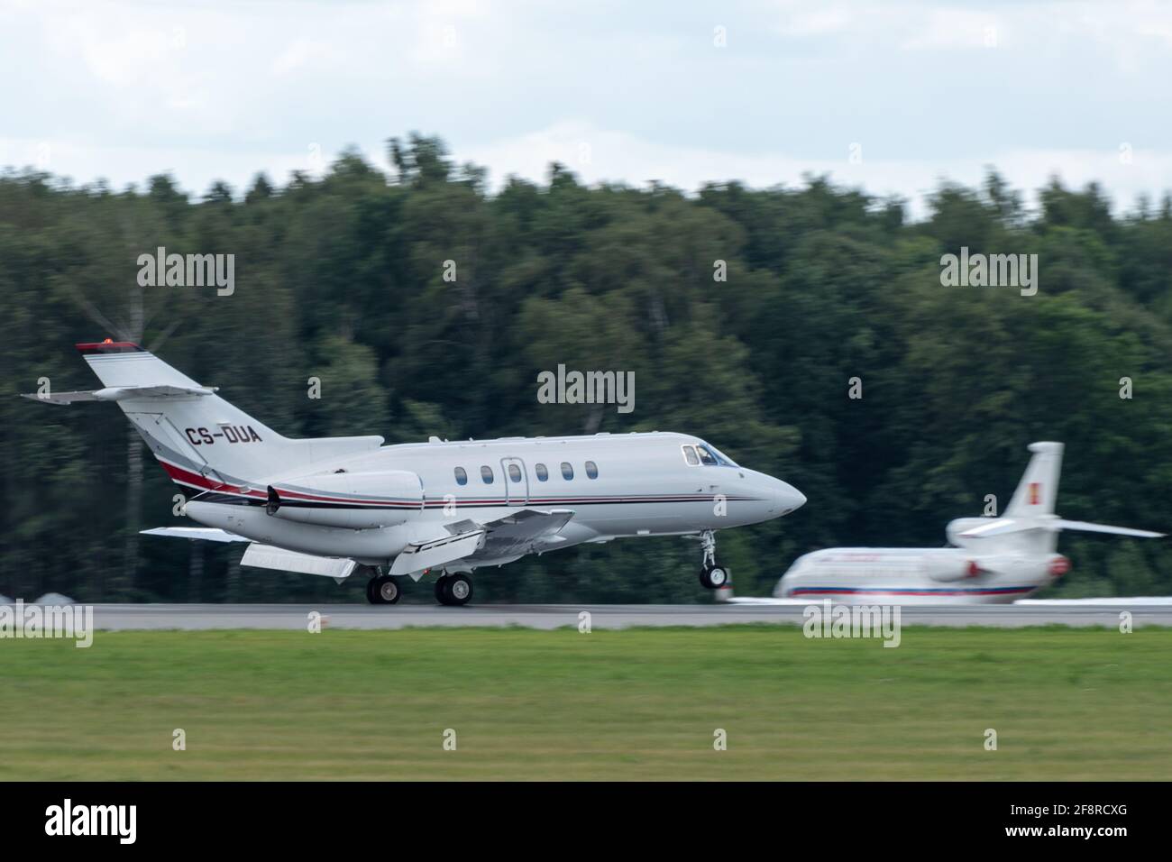 2 Luglio 2019, Mosca, Russia. Aereo Raytheon Hawker 750 NetJets Europe Airline all'aeroporto di Vnukovo a Mosca. Foto Stock