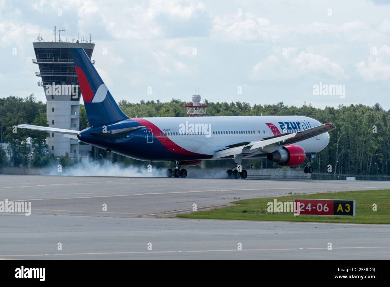 2 Luglio 2019, Mosca, Russia. Aereo Boeing 767-300 Azur Air Airline all'aeroporto di Vnukovo a Mosca. Foto Stock