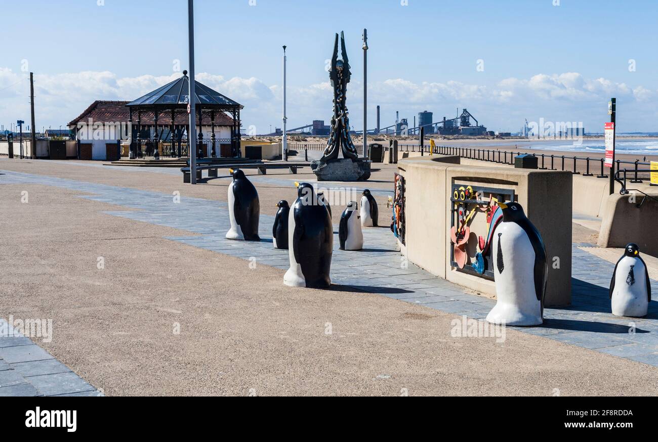 La scultura Lifeline e i paletti dei pinguini sul lungomare di Redcar, Inghilterra, Regno Unito Foto Stock