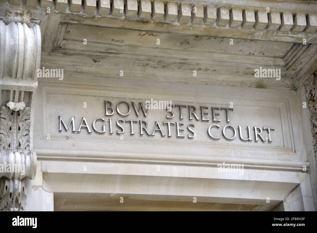 Londra, Inghilterra, Regno Unito. Bow Street Magistrates Court ingresso Foto Stock