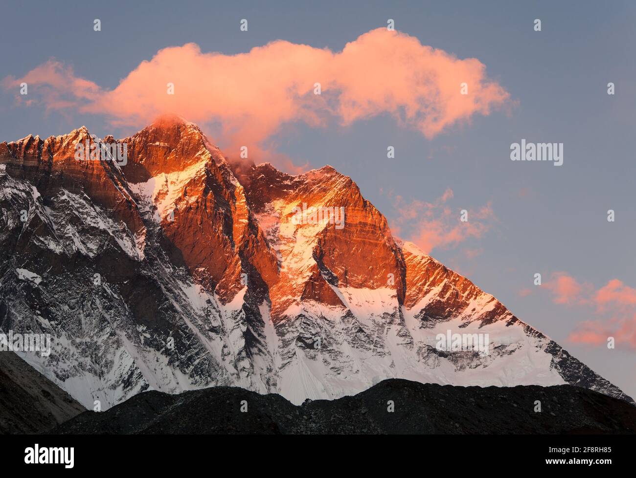 Vista serale di Lhotse e le nuvole sulla cima, tono caldo - modo di montare Everest campo base, khumbu valle, Nepal Foto Stock