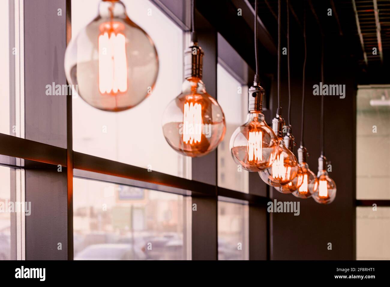 Lampade decorative in stile retrò di fila. Vista laterale, scatto  orizzontale interno Foto stock - Alamy