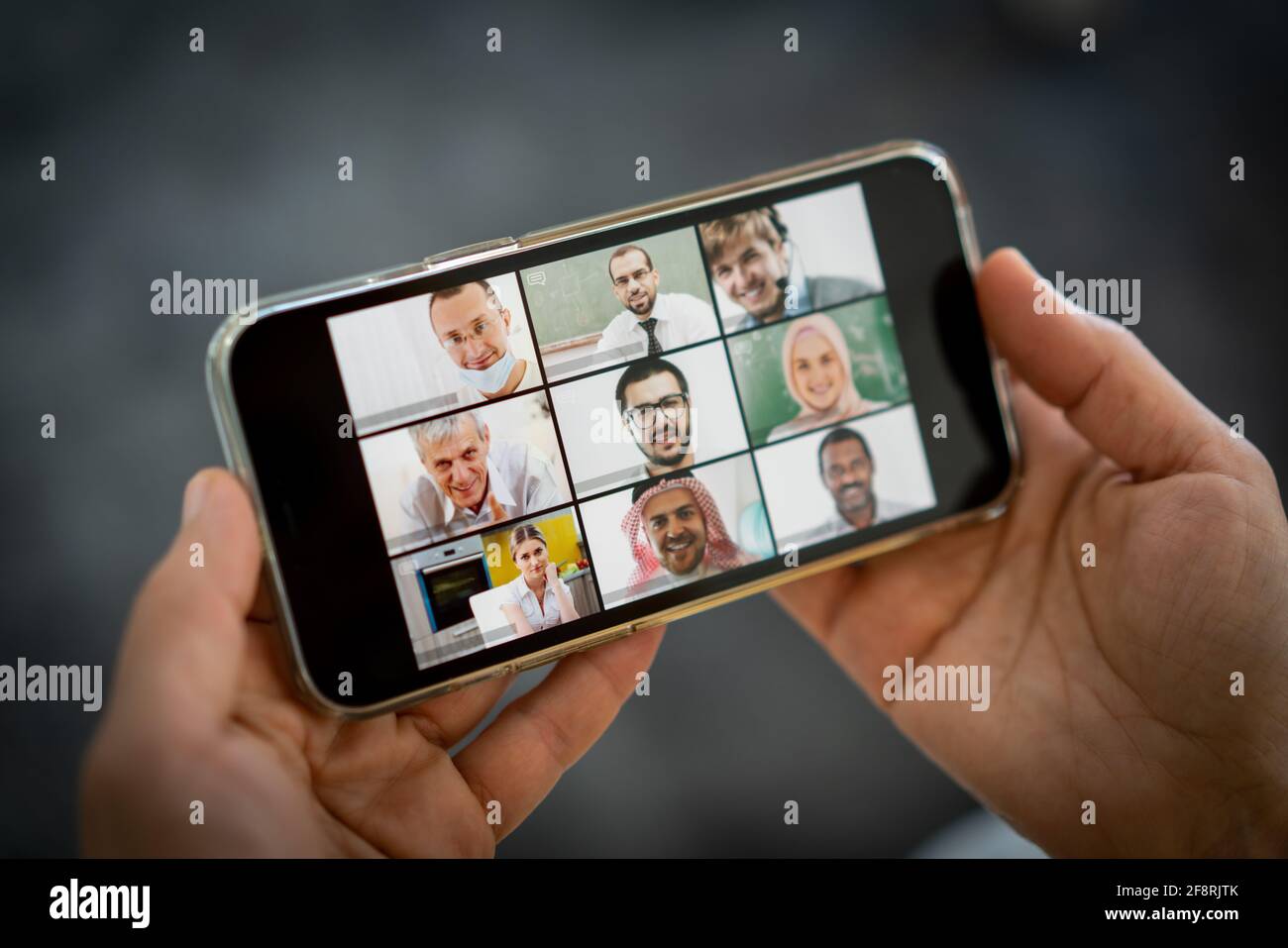 Schermo in linea della conferenza di affari nelle mani nuovo normale Foto Stock