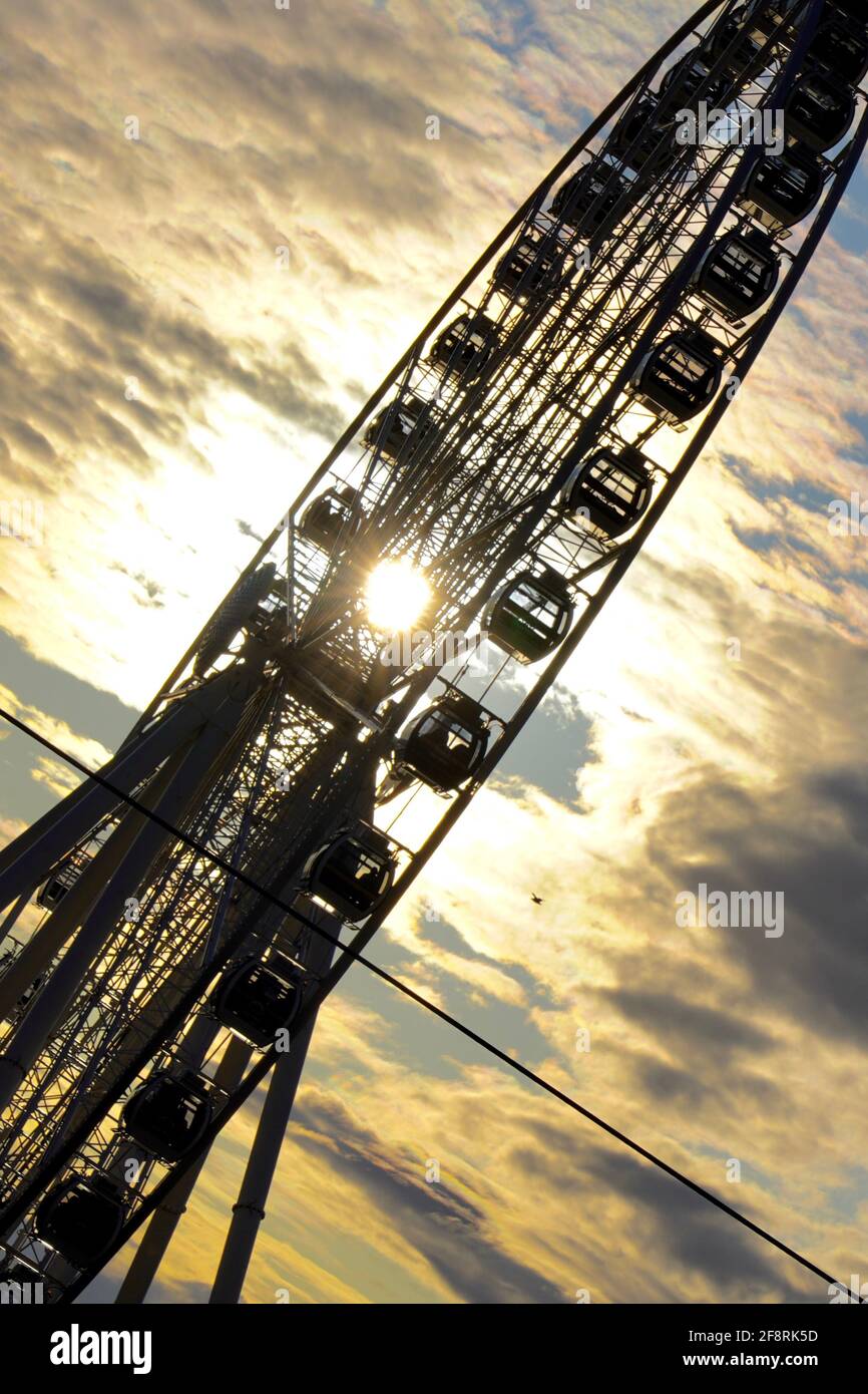 Guarda da vicino la Great Wheel al Pier 57 di Seattle, Washington, USA, sotto il cielo nuvoloso durante il tramonto. Foto Stock