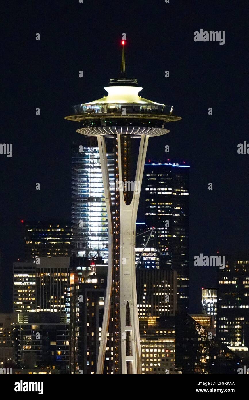 Scena notturna di Seattle a Washington, USA, con la Space Needle Tower e altri edifici si illuminano. Foto Stock