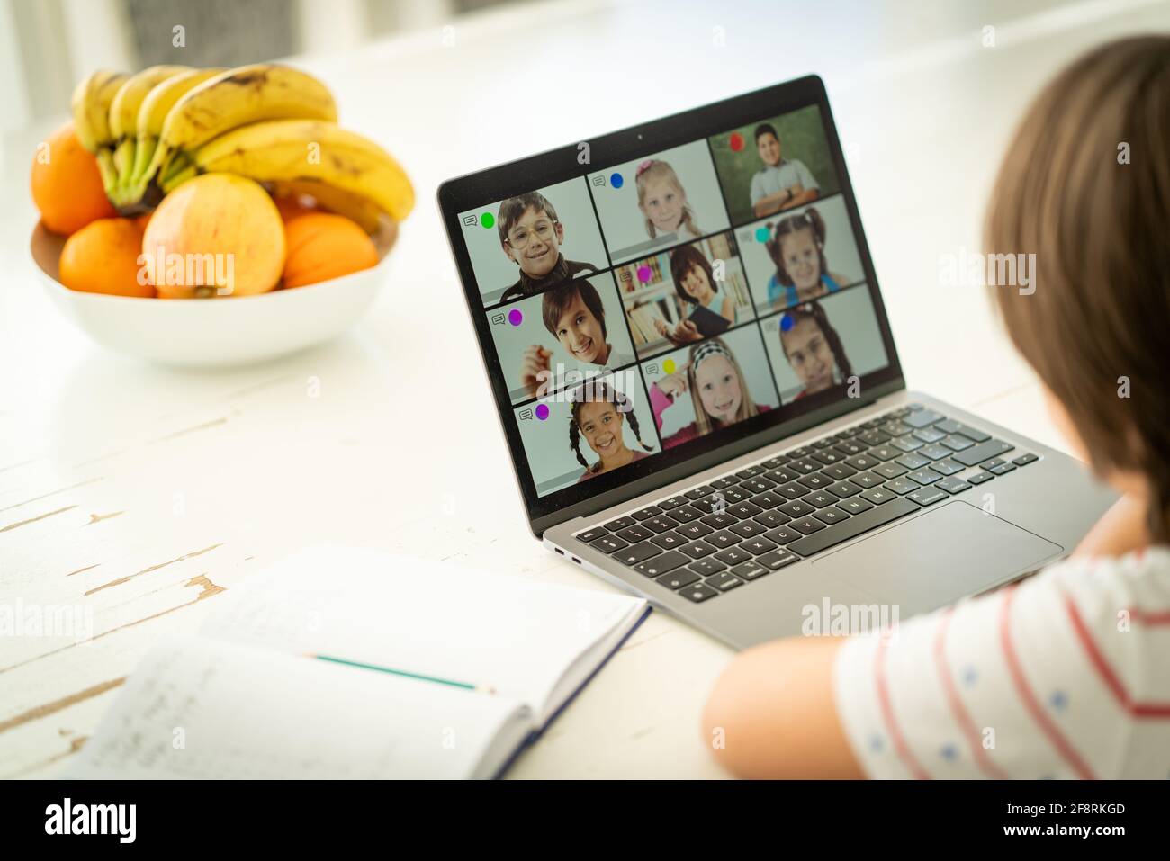 Ragazzo piccolo che ha corso di apprendimento a distanza della scuola in linea Foto Stock