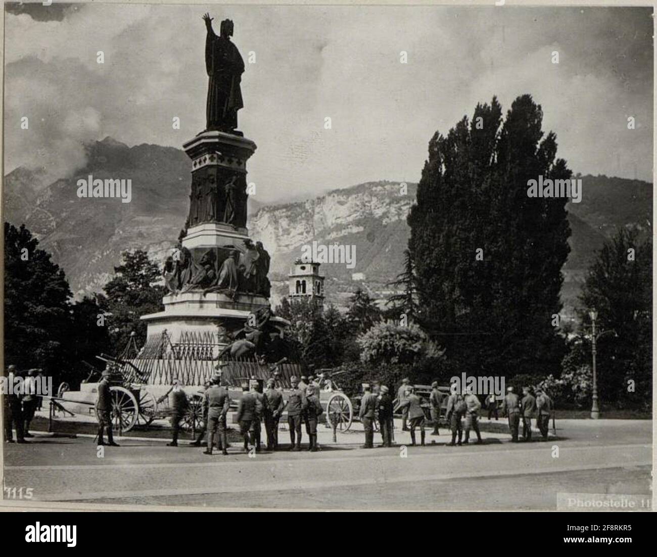 Trent. Armi invertite di fronte al monumento di Dante. . Foto Stock