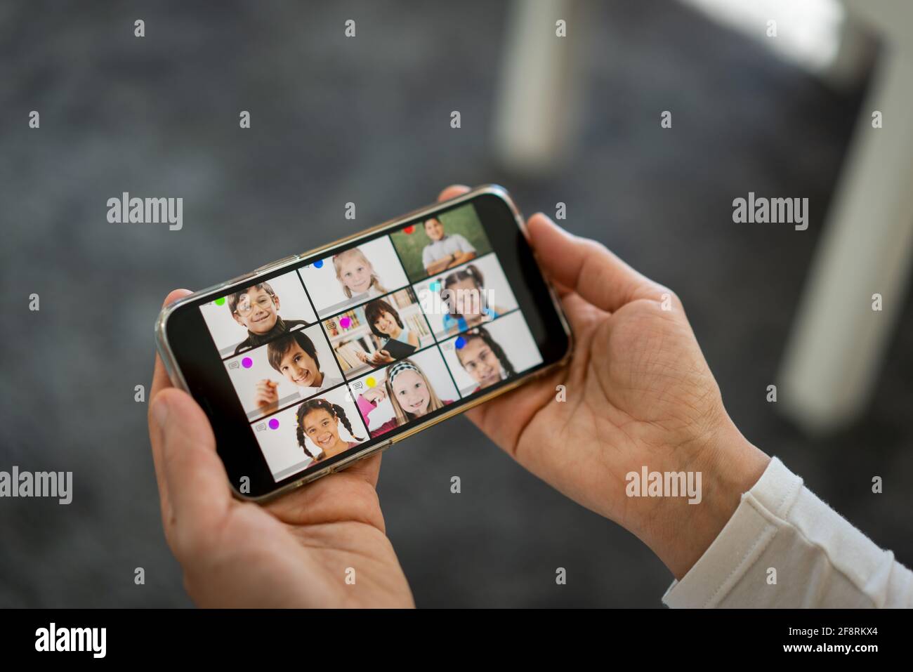 Imparare a distanza i bambini della scuola online sullo schermo Foto Stock