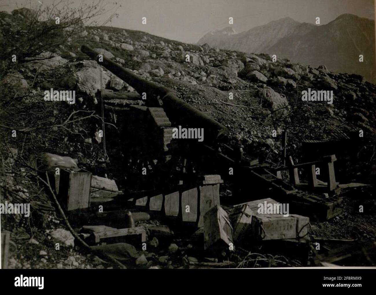 Posizione di artiglieria italiana a Pluzne. howitzer di 14,9 cm. Foto Stock