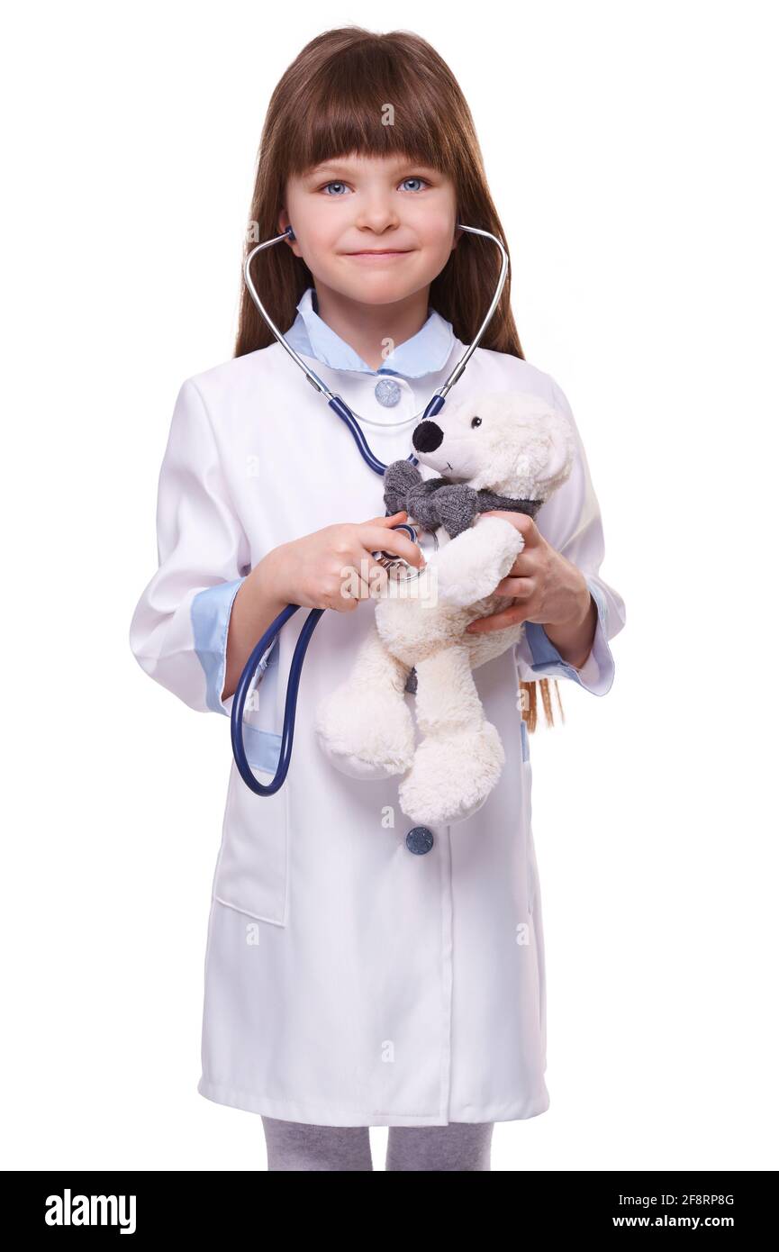 Medico ascolta heartbeat di bambino con uno stetoscopio Foto stock - Alamy