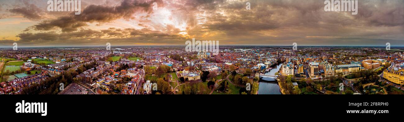 Vista panoramica aerea dello skyline di York, Regno Unito all'alba con la cattedrale di York. Foto Stock