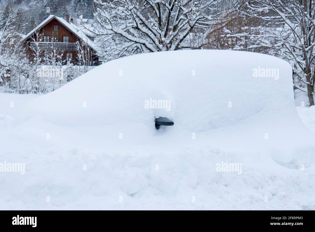 Auto sotto una fitta coperta di neve, solo lo specchio esterno è visibile, Germania, Baviera, Oberbayern, alta Baviera Foto Stock