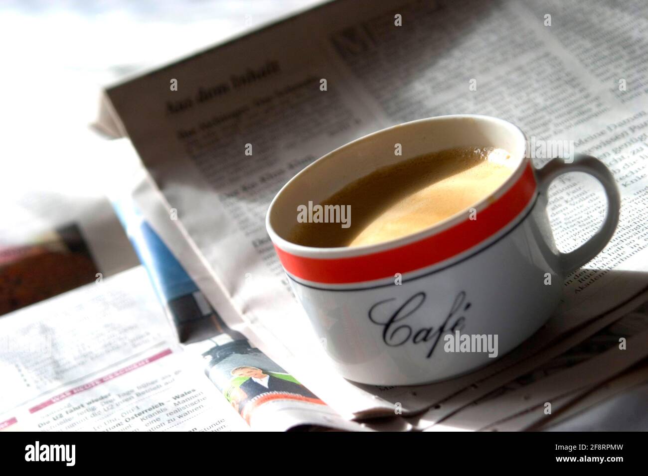 Tazza di caffè e un giornale Foto Stock