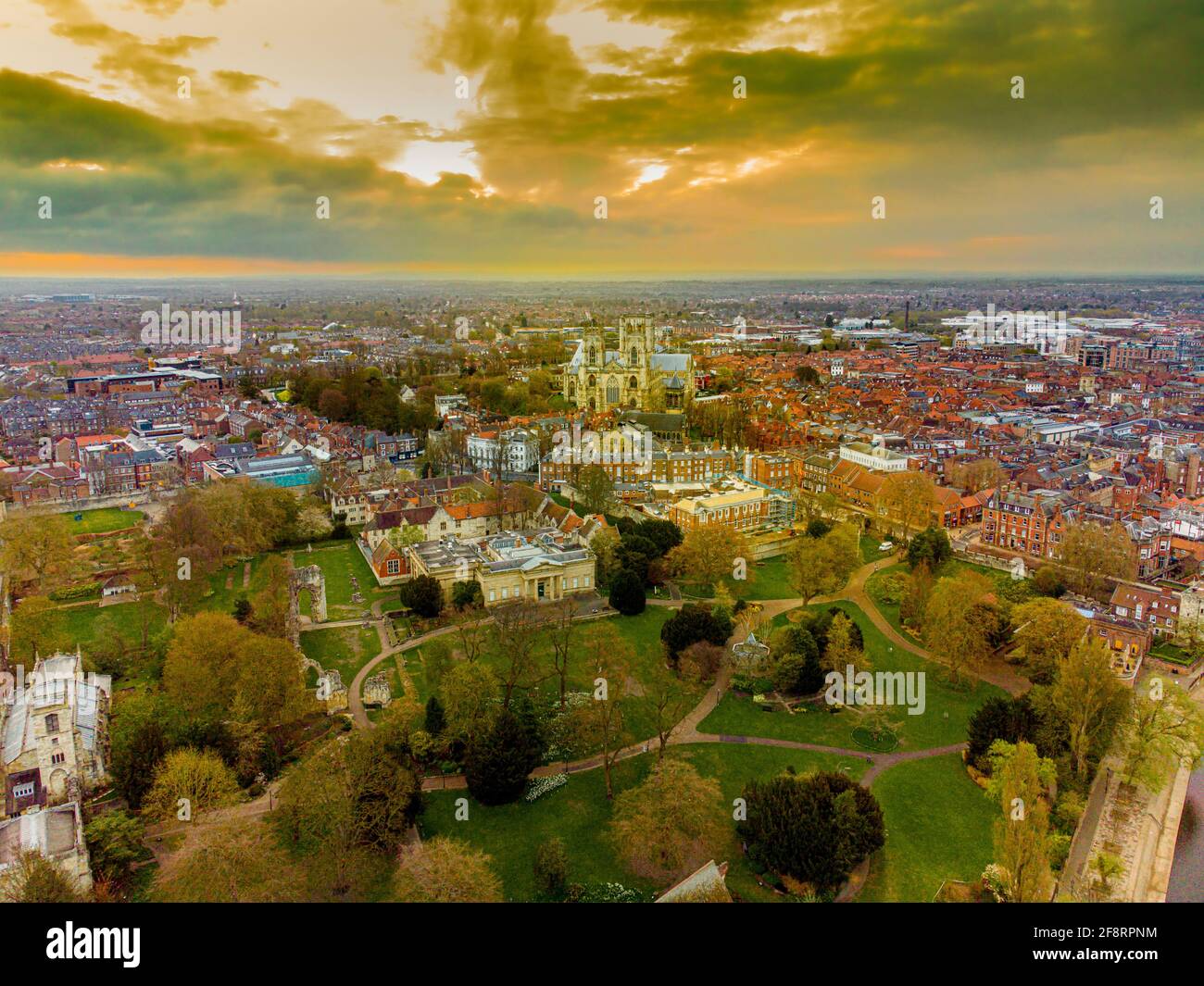 Vista aerea dello skyline di York, Regno Unito all'alba con la cattedrale di York. Foto Stock