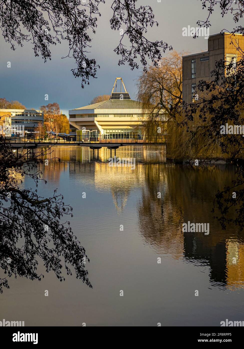 Lago e sala centrale con il ponte Vanbrugh in primo piano alla York University, Regno Unito. Foto Stock