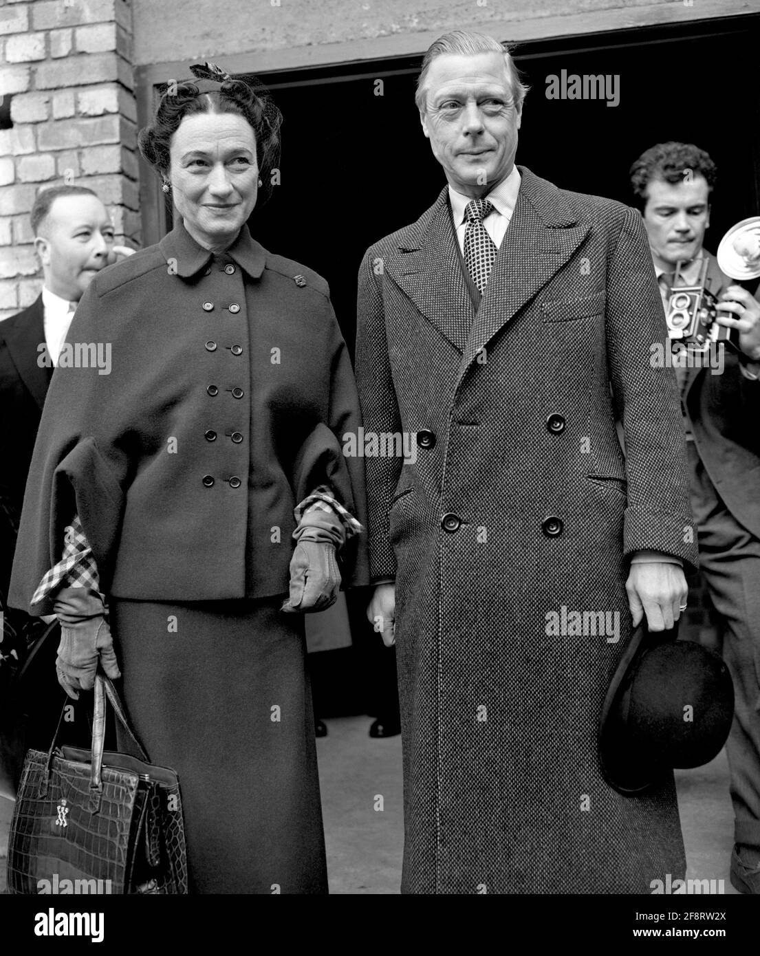 File foto datata 14/4/1949 del Duca e Duchessa di Windsor a Victoria Station, Londra. Quasi 70 anni fa un re abdicato tornò dagli Stati Uniti per un funerale reale, mentre la moglie americana era assente. Data di emissione: Giovedì 15 aprile 2021. Foto Stock
