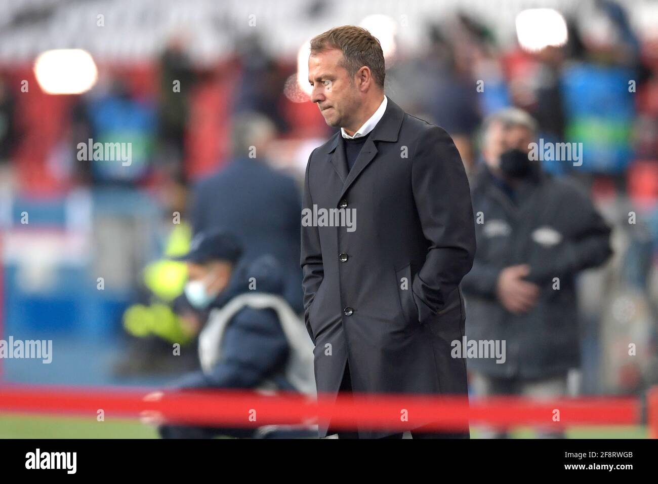 Hans Dieter Flick (Hansi, allenatore FC Bayern Monaco) all'arrivo allo stadio. Immagine singola, singolo motivo ritagliato, mezza figura, mezza figura. Football Champions League, quarto finale, Paris St. Germain (PSG) - FC Bayern Monaco (M), il 13 aprile 2021 a Parigi/Francia. Â | utilizzo in tutto il mondo Foto Stock