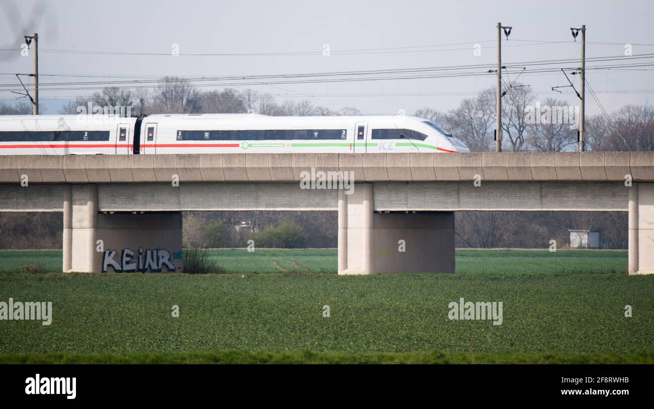 Rutthe, Germania. 15 Aprile 2021. Un treno ICE della Deutsche Bahn attraversa un ponte sulla strada DEL GHIACCIO tra Hannover e Göttingen. In occasione della Conferenza dei Ministri dei Trasporti (VMK), gli stati federali discutono della rapida espansione del trasporto ferroviario con il governo federale. Credit: Julian Stratenschulte/dpa/Alamy Live News Foto Stock