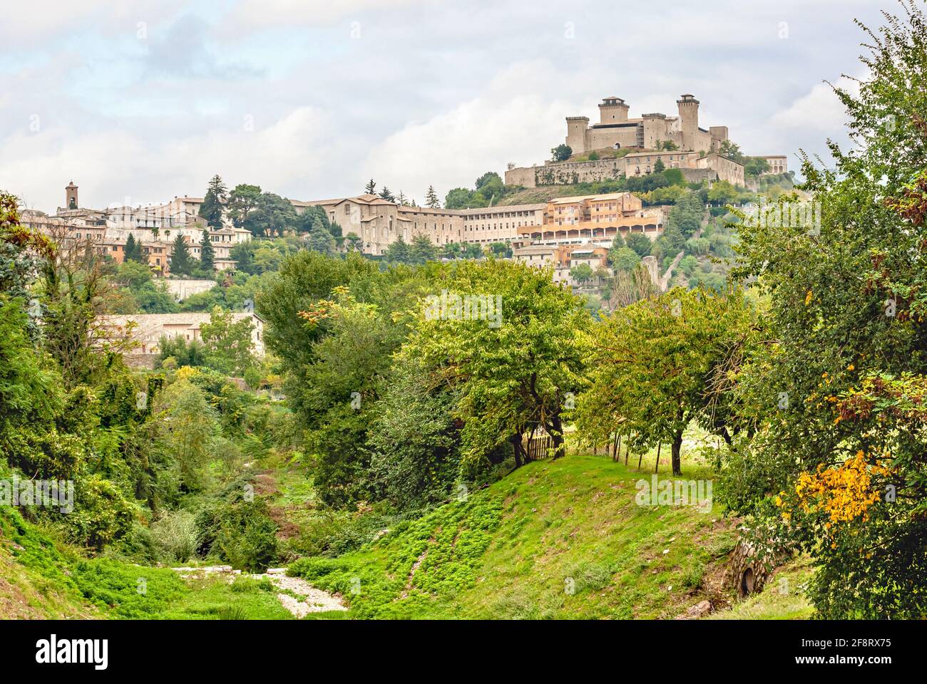 Vista in lontananza sul centro storico di Spoleto, Umbria, Italia e la Rocca Albornoziana Foto Stock