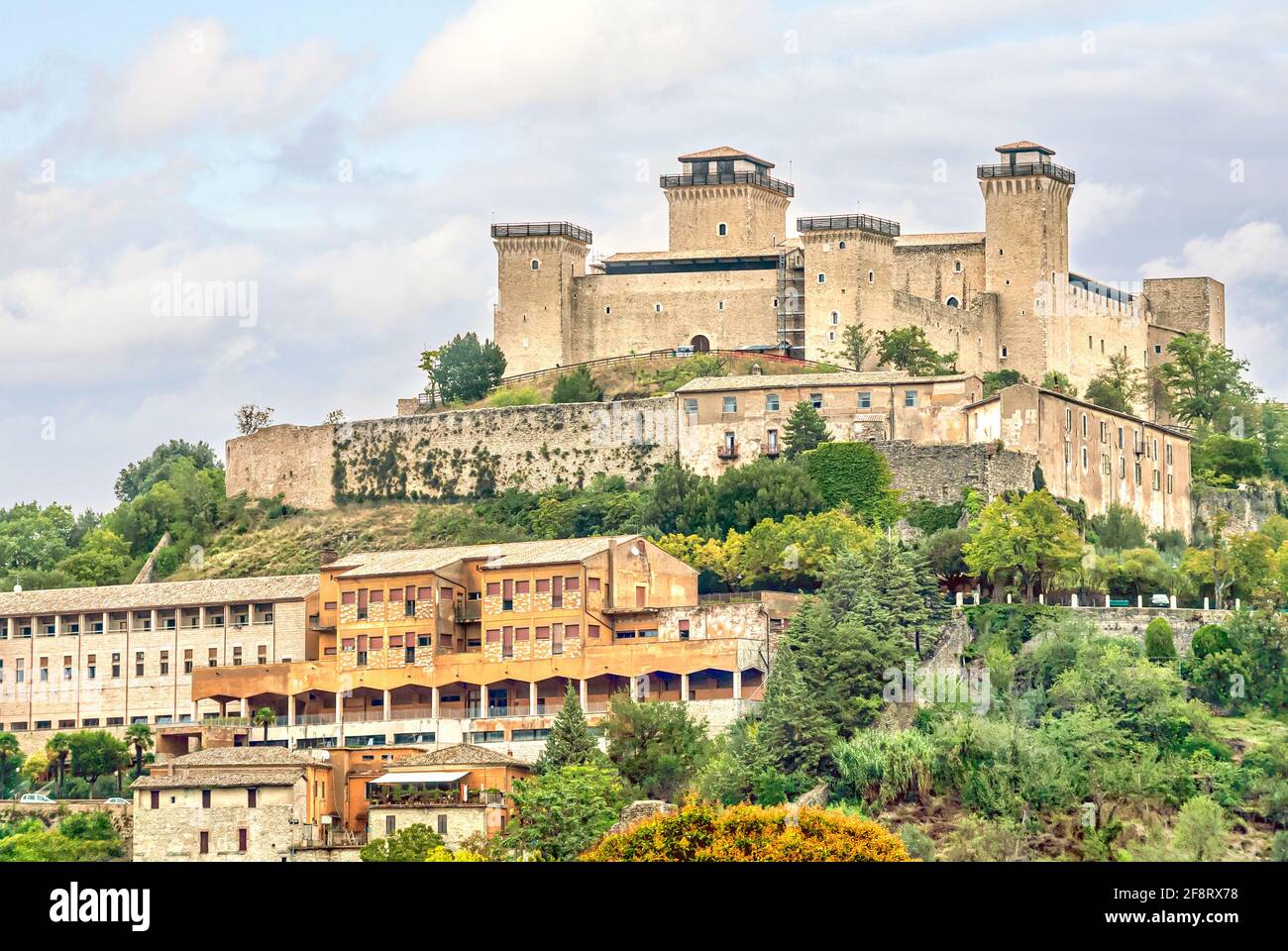 Vista in lontananza sul centro storico di Spoleto, Umbria, Italia e la Rocca Albornoziana Foto Stock