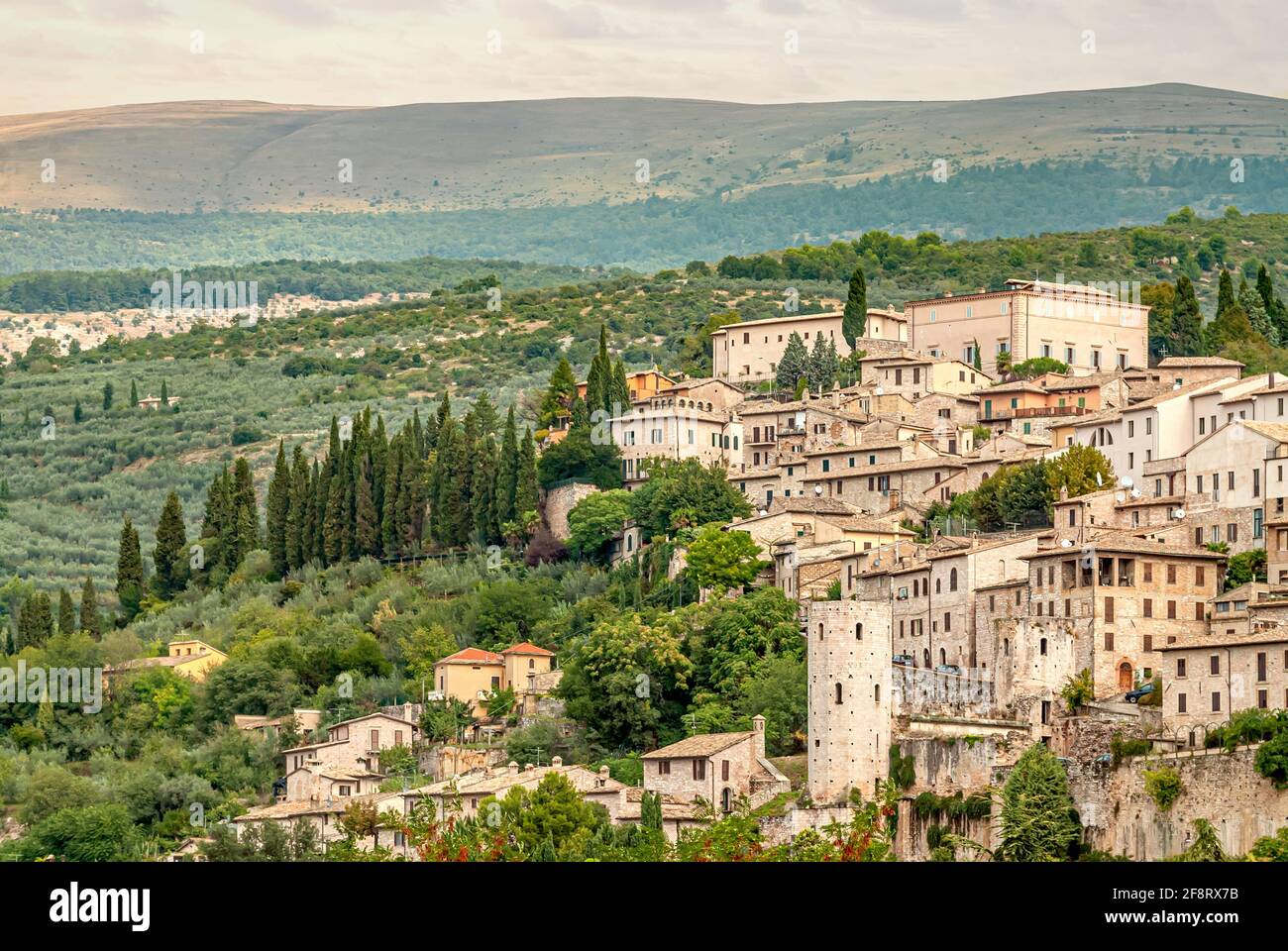 Centro storico di Spello, Umbria, Italia, con Monte Subasio sullo sfondo. Foto Stock