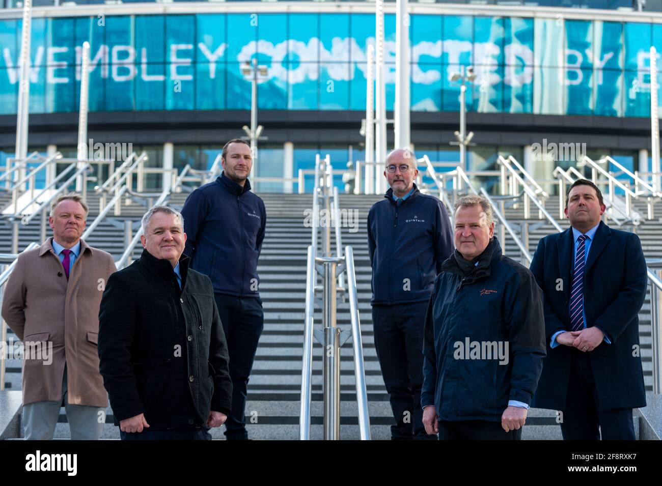 Londra, Regno Unito. 15 aprile 2021. (Prima fila, da L a R) Stephen Daniels, direttore delle operazioni, e James Saunders, amministratore delegato di Quintain di fronte ai dirigenti della fotocellula sulla prossima fase olimpica di Wembley Stadium. La scalinata olimpica 48 comprende 4 voli di 12 gradini e diventerà la nuova porta di accesso allo stadio per i visitatori e i tifosi che arrivano dalla Olympic Way e sarà completata nel giugno 2021 in tempo per le partite di gruppo in Inghilterra a Euro 2020. Credit: Stephen Chung / Alamy Live News Foto Stock