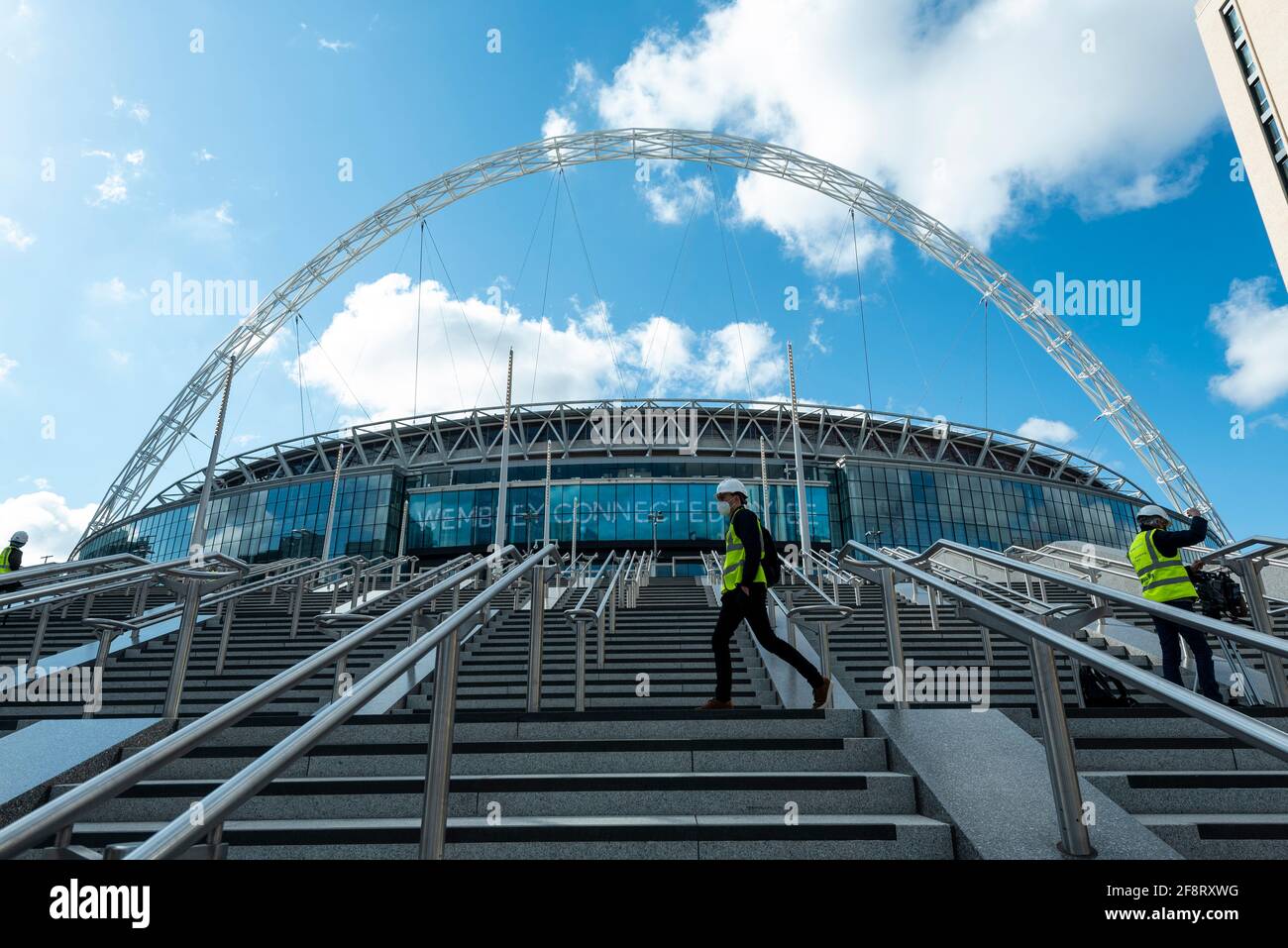 Londra, Regno Unito. 15 aprile 2021. Una visione generale dei gradini olimpici di prossima ultimazione allo stadio di Wembley. La scalinata olimpica 48 comprende 4 voli di 12 gradini e diventerà la nuova porta di accesso allo stadio per i visitatori e i tifosi che arrivano dalla Olympic Way e sarà completata nel giugno 2021 in tempo per le partite di gruppo in Inghilterra a Euro 2020. Credit: Stephen Chung / Alamy Live News Foto Stock