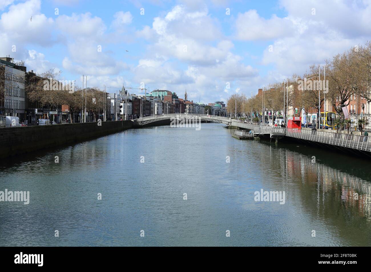 Vista sul fiume Liffey dal ponte o'connell a Dublino, Irlanda Foto Stock