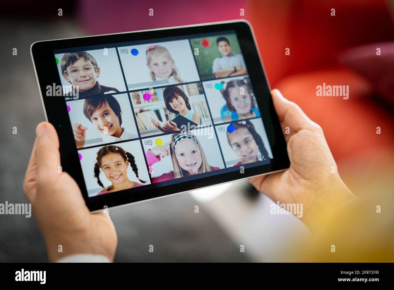 Imparare a distanza i bambini della scuola online sullo schermo Foto Stock