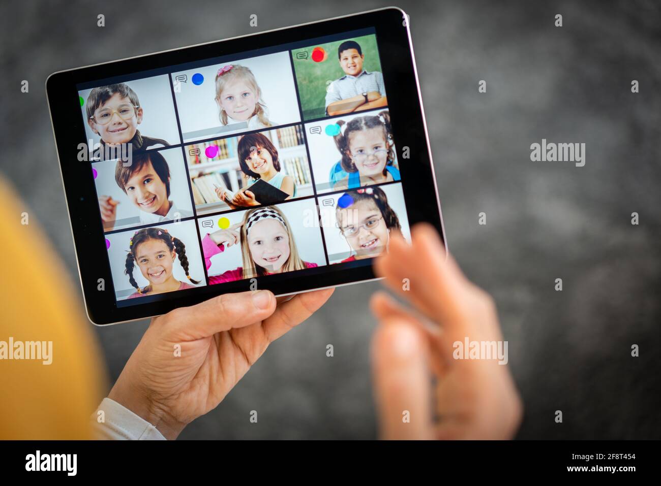 Imparare a distanza i bambini della scuola online sullo schermo Foto Stock