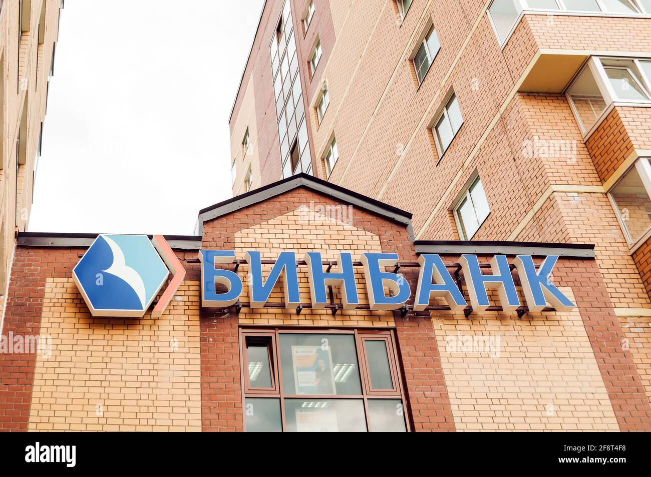 VELIKY NOVGOROD, RUSSIA - 17 MAGGIO 2016. Logo di Binbank - Banca Russa. Logo Binbank sull'edificio con iscrizione Binbank in russo Foto Stock