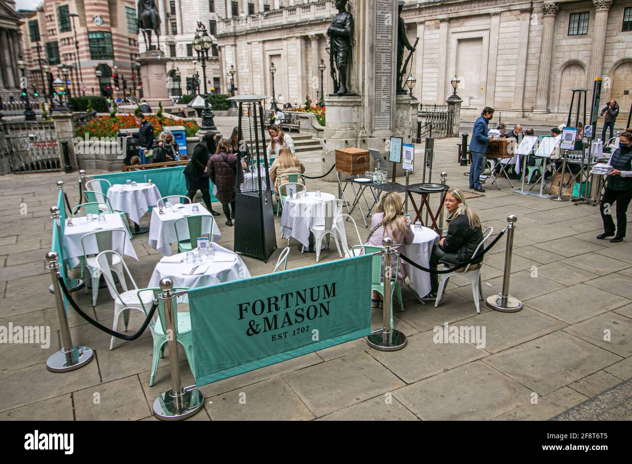 BANK LONDON, REGNO UNITO. 15 Aprile 2021. Le persone vengono servite cibo e bevande al Fortnum e Mason nel quartiere finanziario di Bank che offre pasti all'aperto a seguito dell'allentamento da parte del governo britannico delle restrizioni di blocco che hanno permesso alle imprese non essenziali di riaprire da lunedì 12 aprile. Credit: amer Ghazzal/Alamy Live News Foto Stock