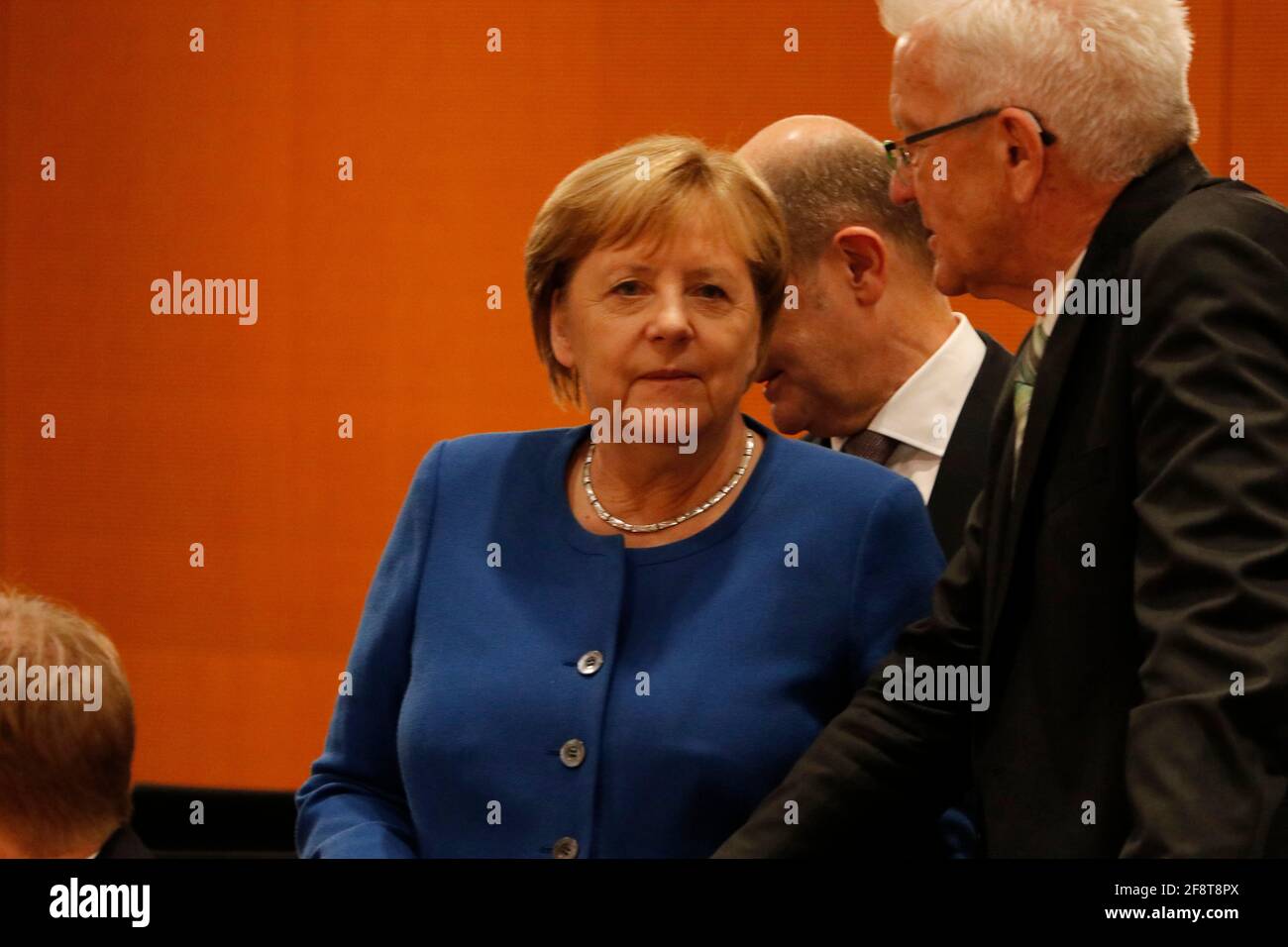 Angela Merkel, Olaf Scholz, Winfried Kretschmann - Treffen Der Dt. Bundeskanzlerin mit den Regierungschefs der Laender, Bundeskanzleramt, 5. Dicembre Foto Stock