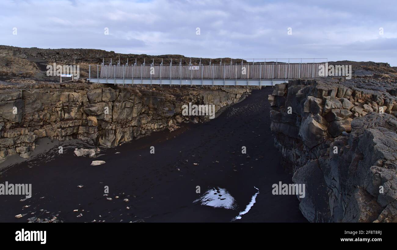 Vista frontale del ponte tra i continenti che collega le placche tettoniche eurasiatica e americana (parte di Mid Atlantic Ridge, MAR) sopra la fessura di roccia. Foto Stock