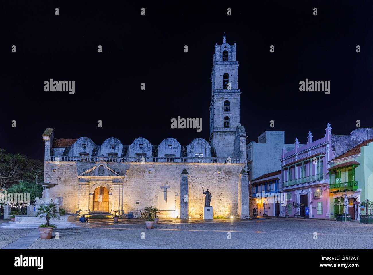 La Basilica e il Monastero di San Francisco de Asis di notte - l'Avana, Cuba Foto Stock