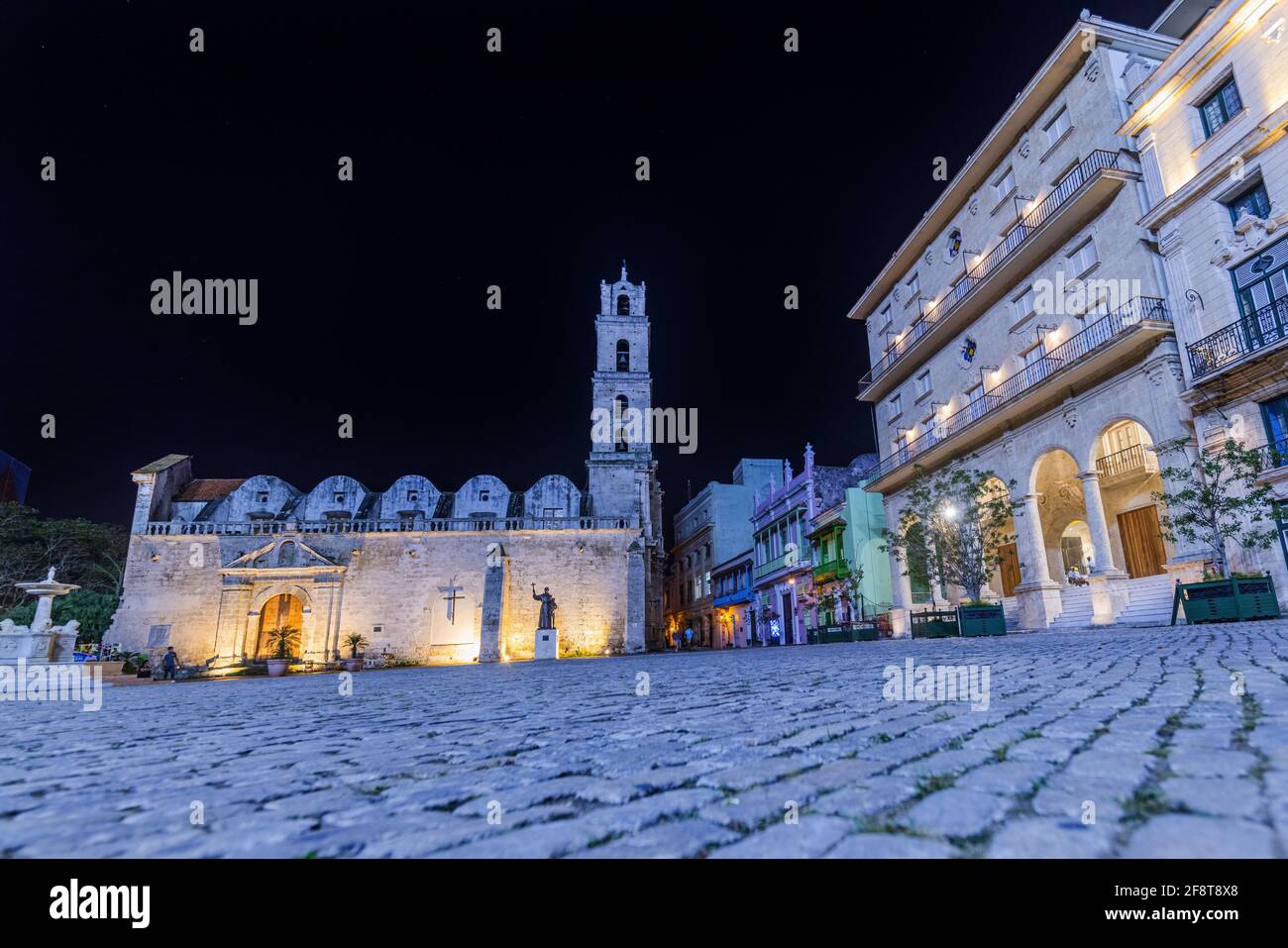 La Basilica e il Monastero di San Francisco de Asis di notte - l'Avana, Cuba Foto Stock