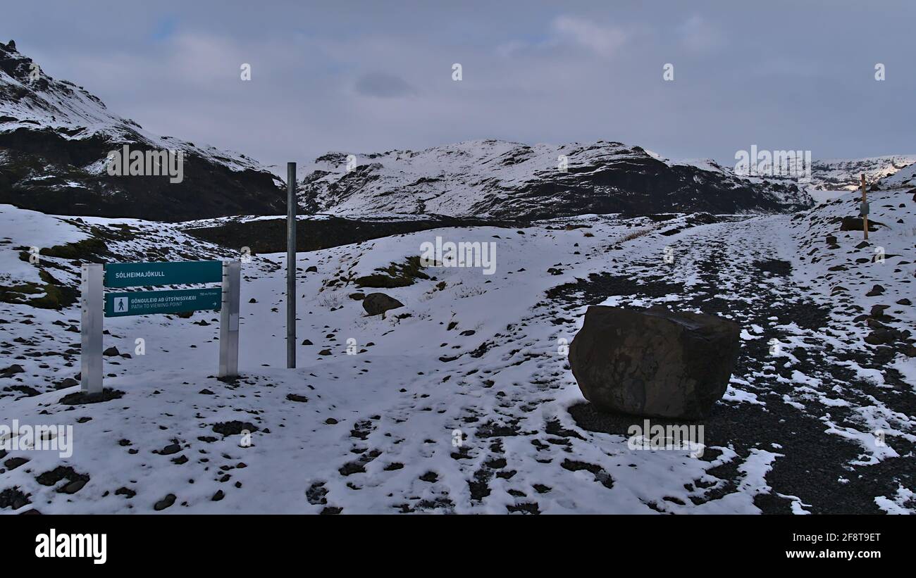 Segno direzionale all'inizio del sentiero per un punto di vista di Solheimajokull, un ghiacciaio di uscita di Mýrdalsjökull, in stagione invernale. Foto Stock