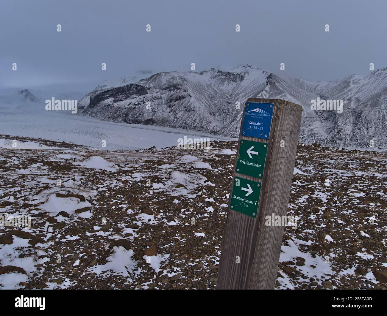 Cartello in legno accanto al sentiero escursionistico nel Parco Nazionale di Vatnajökull nella stagione invernale che conduce alla montagna Kristínartindar con ghiacciaio Skaftafellsjökull. Foto Stock